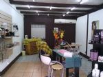 Bail commercial avec pas de porte. Local commercial de 45 m² idéalement situé au centre ville de CAYENNE. Une grande pièces de 32m² avec sa vitrine, divers activité possible; petit loyer de 300 euros/mois.